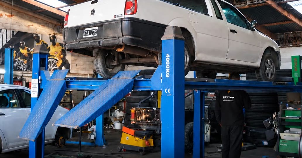 Elevadores del taller con autos en revisión