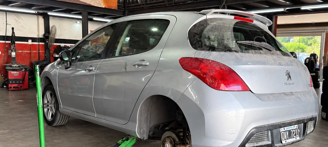 Auto sin rueda sobre el criquet