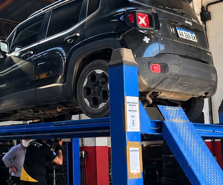 Camioneta en el elevador para revisión de tren delantero