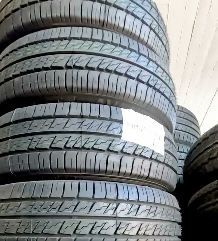 Neumáticos apilados listos para colocar